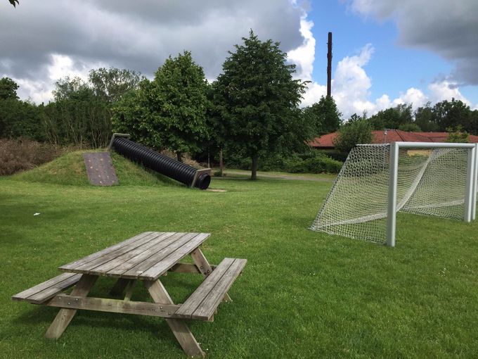 Boldbane med rutscherør i baggrunden